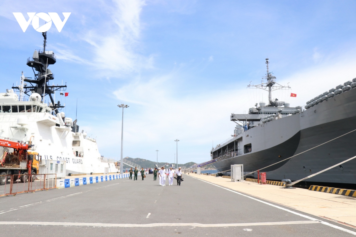 Tàu Hải quân và tuần duyên Hoa Kỳ cập Cảng Cam Ranh